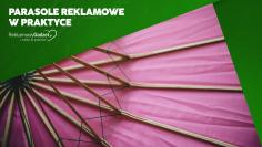 Nie chowaj się przed deszczem – wykorzystaj go! Parasole reklamowe w praktyce