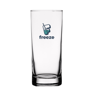 szklanka z logo